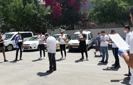התלמידים שהגיעו לבתי ההורים השכולים לאמירת הקדיש
