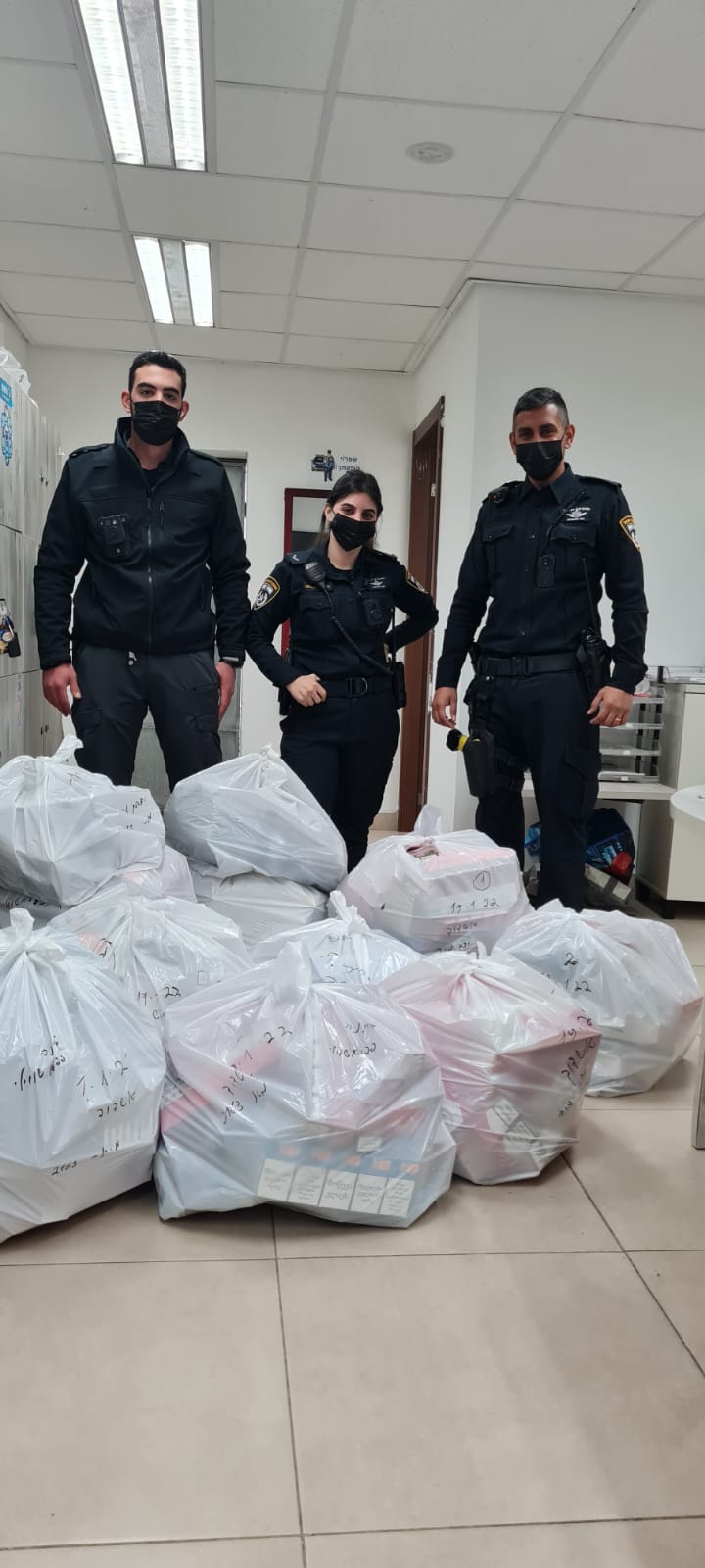 השוטרים עם הסיגריות שנתפסו