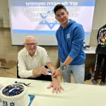 התלמידים מקבלים תעודות זהות ראשונות