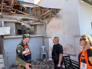 מחדל המיגון בעיר אשקלון. תומר גלאם בזירת נפילה, צילום: דוברות עיריית אשקלון