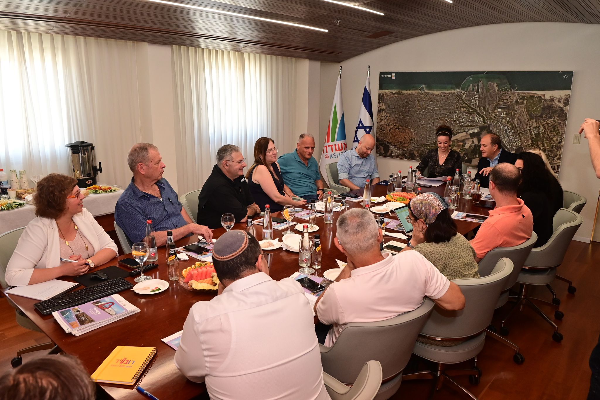 יחידות הקיטור המזהמות ייסגרו - הישיבה היום עם השרה להגנת הסביבה, עידית סילמן. צילום: אורי קריספין
