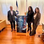 המעצבת מיקי ארביב בקבלת ברכת הדרך מראש העיר ד''ר יחיאל לסרי