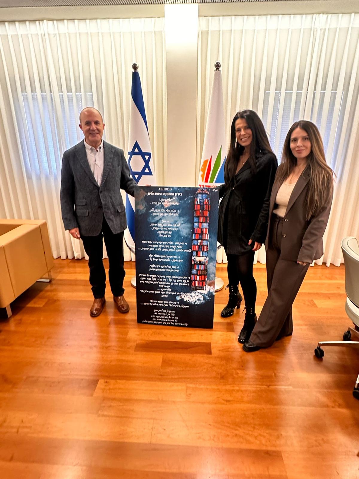 המעצבת מיקי ארביב בקבלת ברכת הדרך מראש העיר ד''ר יחיאל לסרי