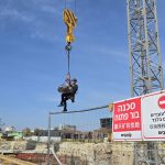 חילוץ פועל באשדוד צילום: כבאות והצלה - מחוז דרום
