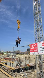 חילוץ פועל באשדודצילום: כבאות והצלה - מחוז דרום