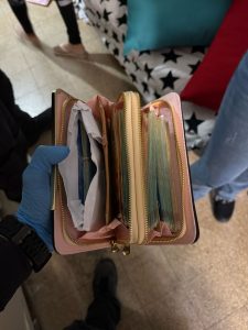 גנבו אלפי שקלים וסלי מזון צילום: דוברות המשטרה