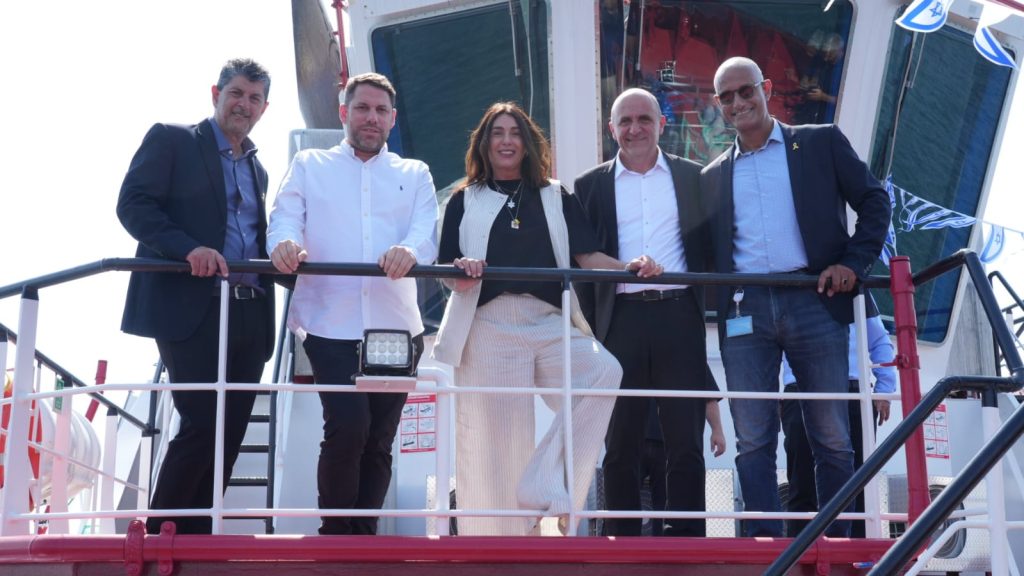 שרת התחבורה והבטיחות בדרכים, תא"ל (במיל') מירי רגב, מנכ"ל משרד התחבורה, משה בן זקן – תושב העיר אשדוד, יו"ר דירקטוריון חברת נמלי ישראל, חזי חאלאויה, ומנכ"ל החברה, פנחס צרויה על סיפון הגוררת החדשה. צילום: רענן כהן, דוברות חנ"י