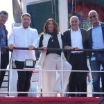 שרת התחבורה והבטיחות בדרכים, תא"ל (במיל') מירי רגב, מנכ"ל משרד התחבורה, משה בן זקן – תושב העיר אשדוד, יו"ר דירקטוריון חברת נמלי ישראל, חזי חאלאויה, ומנכ"ל החברה, פנחס צרויה על סיפון הגוררת החדשה. צילום: רענן כהן, דוברות חנ"י