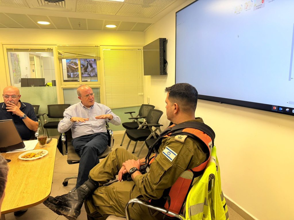 יחיאל לסרי ראש עיריית אשדוד בפגישה בחמל