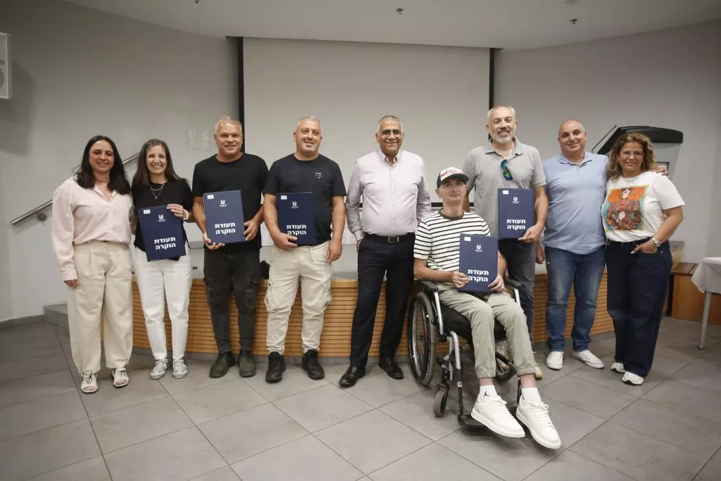בתמונה מימין לשמאל: ענת כהן העובדת הסוציאלית, מישל ביטון,שמאל מגל, אבי משה ז"ל, ניסן לוי מנכ"ל הנמל, יואב מלכה, קובי ביטון, רינת כהן קלנג וגלית אבן חיים. צילום: פבל טולצינסקי