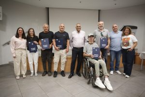 בתמונה מימין לשמאל: ענת כהן העובדת הסוציאלית, מישל ביטון,שמאל מגל, אבי משה ז"ל, ניסן לוי מנכ"ל הנמל, יואב מלכה, קובי ביטון, רינת כהן קלנג וגלית אבן חיים. צילום: פבל טולצינסקי