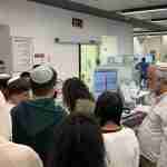 תלמידי בית הספר אמית י' אשדוד בסיור לימודי בבית החולים אסותא במחלקת הטראומה, צילום : שמעון ביטון, אמית אשדוד