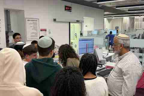 תלמידי בית הספר אמית י' אשדוד בסיור לימודי בבית החולים אסותא במחלקת הטראומה, צילום : שמעון ביטון, אמית אשדוד