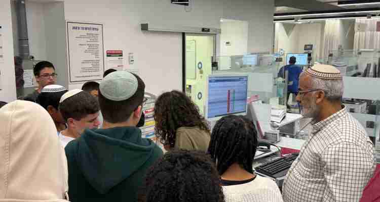 תלמידי בית הספר אמית י' אשדוד בסיור לימודי בבית החולים אסותא במחלקת הטראומה, צילום : שמעון ביטון, אמית אשדוד