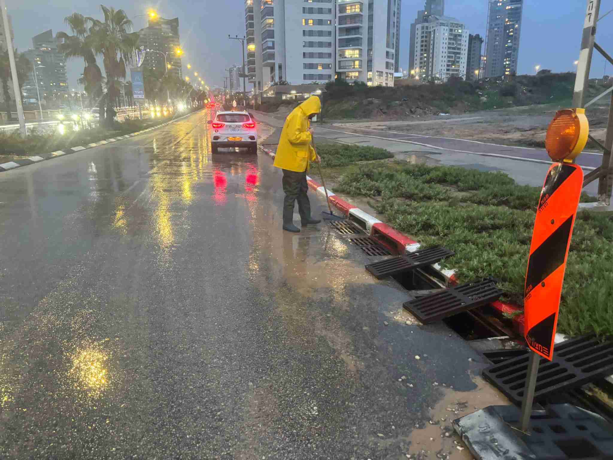 מטפלים בפתחי הניקוז, צילום : מטה החורף של עיריית אשדוד