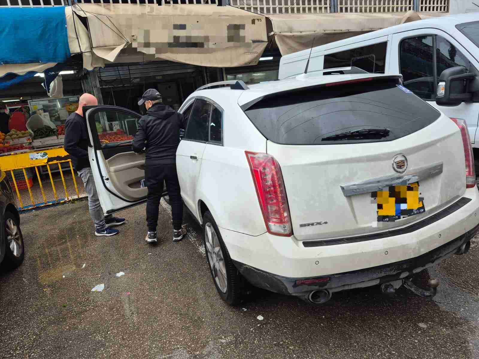 משטרה של אגף התנועה חוסמת רכב פרטי במהלך פעילות אכיפה נגד נהגים פסולי נהיגה בכביש עירוני באשדוד