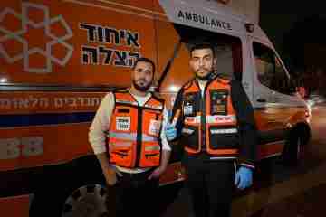 אליה דהן בשטח עם מתנדב נוסף, מסייעים מסביב לשעון. צילום: דוברות איחוד הצלה
