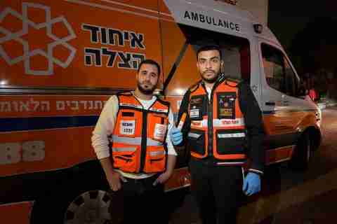 אליה דהן בשטח עם מתנדב נוסף, מסייעים מסביב לשעון. צילום: דוברות איחוד הצלה