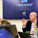 ראש עיריית אשדוד ד"ר יחיאל לסרי ומפקד פיקוד העורף אלוף שי קלפר בסיור במוקד המבצעי של העירייה. צילום: שמואל דוד, דובר עיריית אשדוד