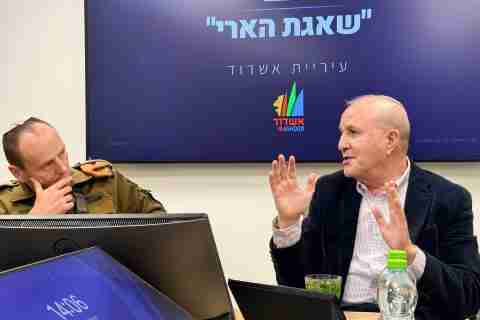 ראש עיריית אשדוד ד"ר יחיאל לסרי ומפקד פיקוד העורף אלוף שי קלפר בסיור במוקד המבצעי של העירייה. צילום: שמואל דוד, דובר עיריית אשדוד