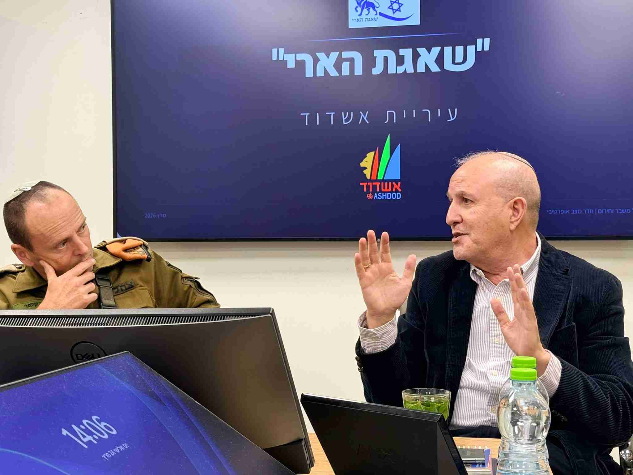 ראש עיריית אשדוד ד"ר יחיאל לסרי ומפקד פיקוד העורף אלוף שי קלפר בסיור במוקד המבצעי של העירייה. צילום: שמואל דוד, דובר עיריית אשדוד