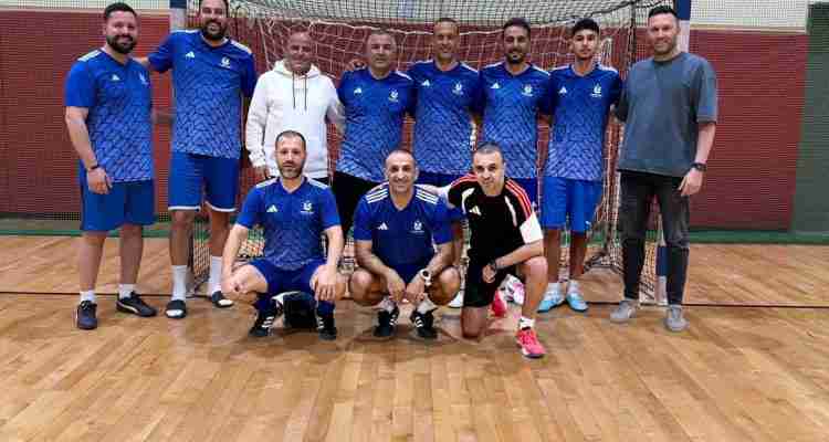 שחקני נבחרת הקטרגל של נמל אשדוד חוגגים ניצחון על המגרש לאחר המשחק מול חברת חשמל
