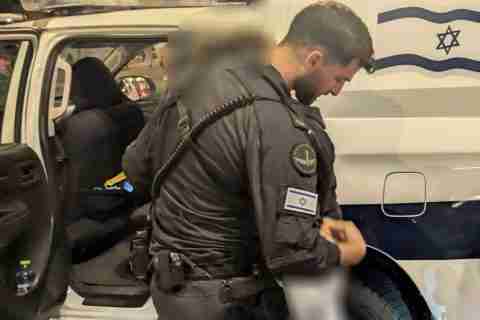 שוטרי תחנת לב תל אביב בזירת מעצר ברחוב אלנבי לאחר דיווח על תקיפה בחנות פארם מקומית