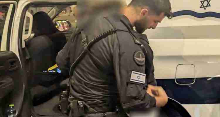 שוטרי תחנת לב תל אביב בזירת מעצר ברחוב אלנבי לאחר דיווח על תקיפה בחנות פארם מקומית