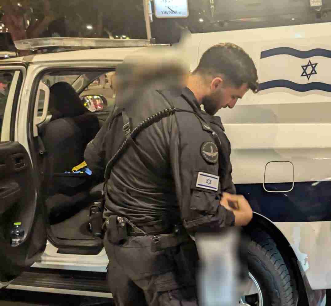 שוטרי תחנת לב תל אביב בזירת מעצר ברחוב אלנבי לאחר דיווח על תקיפה בחנות פארם מקומית