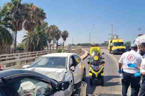 זירת התאונה החזיתית ליד פארק לכיש. צילום: דוברות מגן דוד אדום