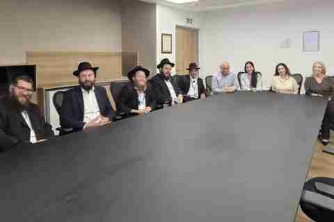 הנהלת המרכז הרפואי הציבורי אסותא אשדוד בפגישה עם ראשי ארגון לב חב"ד, צילום: דוברות אסותא אשדוד