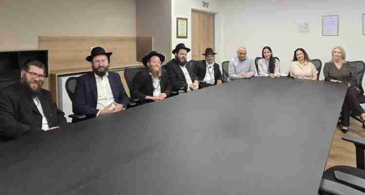 הנהלת המרכז הרפואי הציבורי אסותא אשדוד בפגישה עם ראשי ארגון לב חב"ד, צילום: דוברות אסותא אשדוד