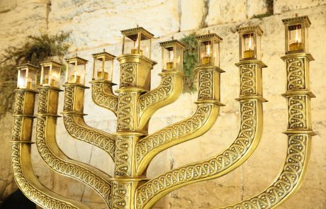 הדלקת נרות חנוכה ברחבת הכותל המערבי בצל הקורונה