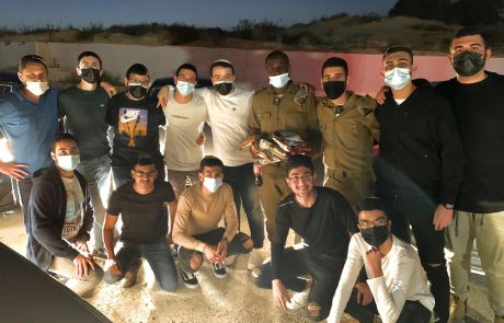 תלמידי ישיבת אמית אשדוד משמחים את חיילי בסיס יפתח