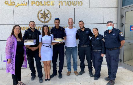 מחזקים את כוחות הבטחון: עובדי המרכז הרפואי אסותא אשדוד מחלקים עוגות גבינה לאנשי כוחות הבטחון